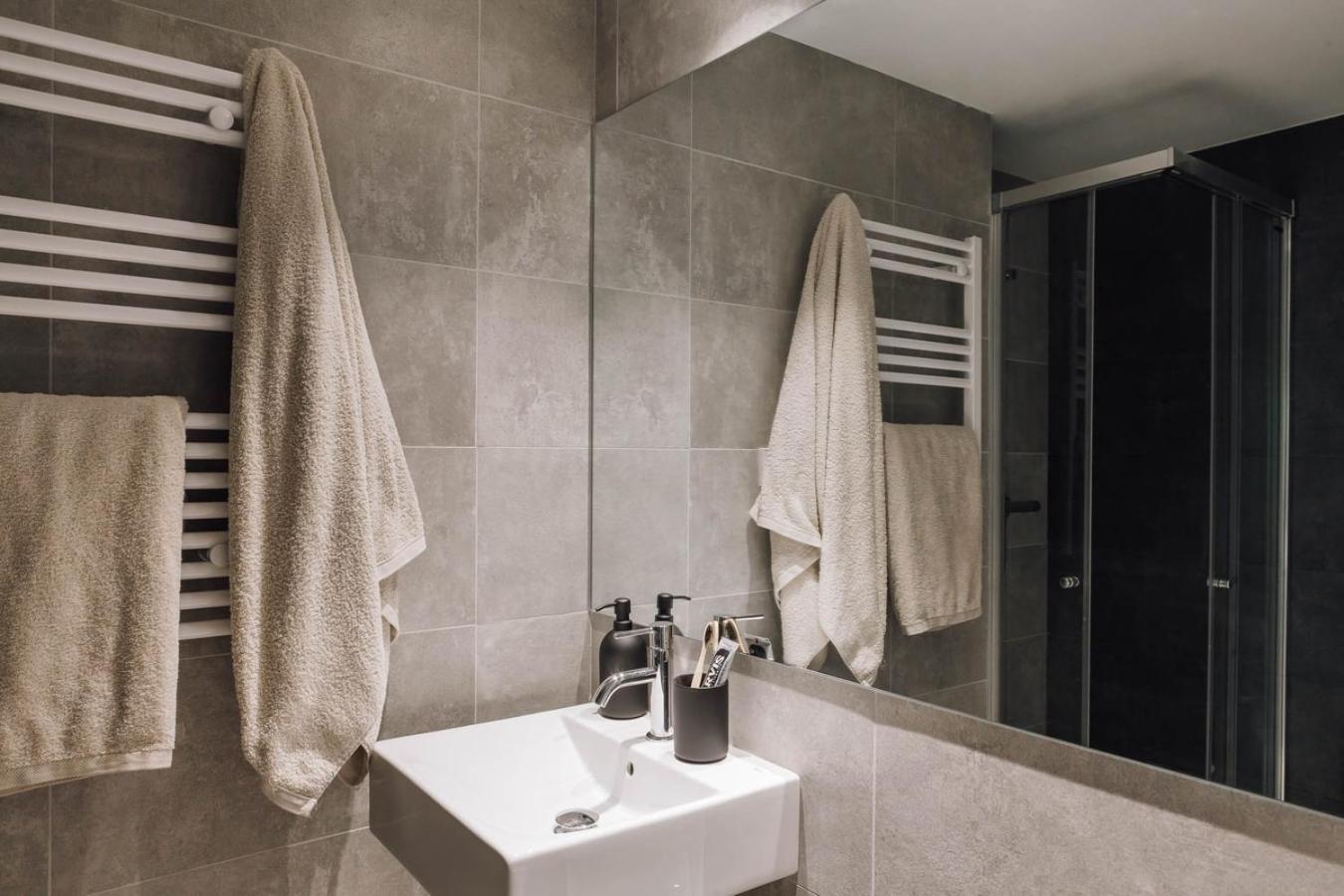 Ferrat - 3 Bedrooms In Eixample Esquerra Apartamento Barcelona